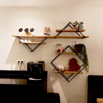 Industrieel Wandrek Zigzag van eikenhout met zwarte stalen driehoekframes